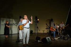 Piosenka Turystyczna na Starówce: Wolna Grupa Bukowina - Na scenie Ryszard Żądło zachęca publiczność do wywołania bisu