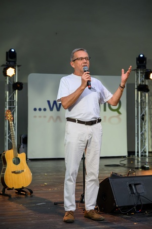 Piosenka Turystyczna na Starówce: Wolna Grupa Bukowina - Na scenie przewodniczący Rady Osiedla Nr 1 Starówka Ryszard Żądło otwierający koncert