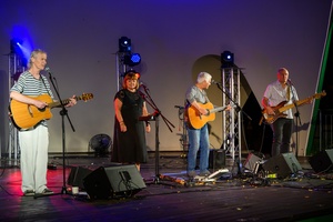 Piosenka Turystyczna na Starówce: Wolna Grupa Bukowina - Na scenie grająca i śpiewająca Wolna Grupa Bukowina