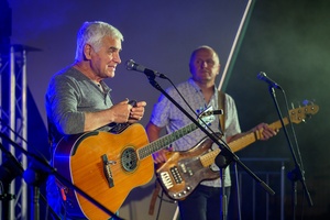 Piosenka Turystyczna na Starówce: Wolna Grupa Bukowina - Na scenie grająca i śpiewająca Wolna Grupa Bukowina