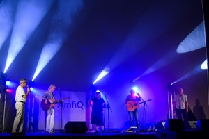 Piosenka Turystyczna na Starówce: Wolna Grupa Bukowina - Na scenie grająca i śpiewająca Wolna Grupa Bukowina