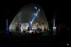 Piosenka Turystyczna na Starówce: Wolna Grupa Bukowina - Na scenie grająca i śpiewająca Wolna Grupa Bukowina