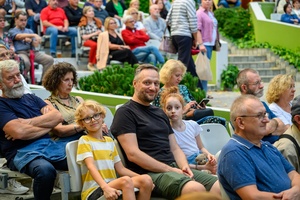 Piosenka Turystyczna na Starówce: Wolna Grupa Bukowina - Amfiteatralna publiczność w oczekiwaniu na koncert