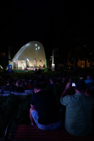 Piosenka Turystyczna na Starówce: Wolna Grupa Bukowina - Na scenie grająca i śpiewająca Wolna Grupa Bukowina