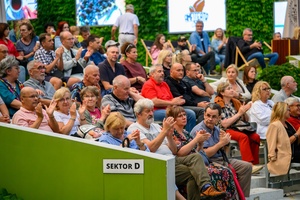 Piosenka Turystyczna na Starówce: Wolna Grupa Bukowina - Amfiteatralna publiczność oklaskująca Wolną Grupę Bukowina