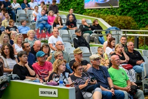 Piosenka Turystyczna na Starówce: Wolna Grupa Bukowina - Amfiteatralna publiczność w oczekiwaniu na koncert