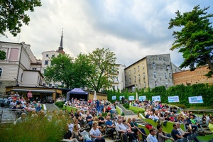 Piosenka Turystyczna na Starówce: Wolna Grupa Bukowina - Amfiteatralna publiczność w oczekiwaniu na koncert