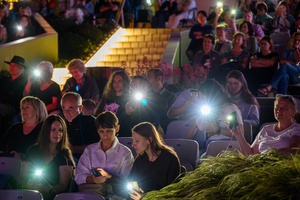 Piosenka Turystyczna na Starówce: Wolna Grupa Bukowina - Amfiteatralna publiczność w interakcji z występującym zespołem