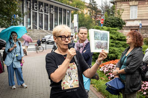 Wycieczka szlakiem małopolskiej ceramiki - Barbara Bułdys podczas wycieczki
