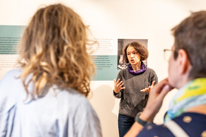 Wyjazd studyjny do Krakowa - Bożena Kostuch na wystawie "Łysogórski Zwierzyniec"