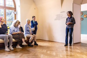 Wyjazd studyjny do Krakowa - Bożena Kostuch na wystawie "Łysogórski Zwierzyniec"