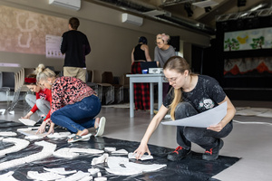 „Kompozycja miejska” - warsztaty ceramiczne - Uczestnicy podczas warsztatów