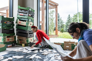 „Kompozycja miejska” - warsztaty ceramiczne - Uczestnicy podczas warsztatów