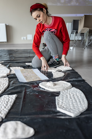 „Kompozycja miejska” - warsztaty ceramiczne - Uczestnicy podczas warsztatów