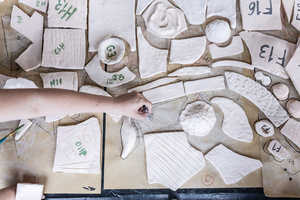 „Kompozycja miejska” - warsztaty ceramiczne - Uczestnicy warsztatów podczas szkliwienia