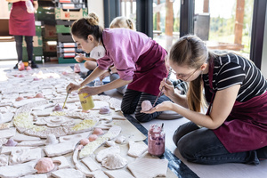„Kompozycja miejska” - warsztaty ceramiczne - Uczestnicy warsztatów podczas szkliwienia
