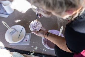 „Kompozycja miejska” - warsztaty ceramiczne - Uczestnicy warsztatów podczas szkliwienia