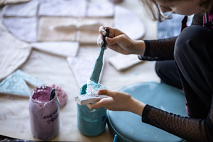 „Kompozycja miejska” - warsztaty ceramiczne - Uczestnicy warsztatów podczas szkliwienia