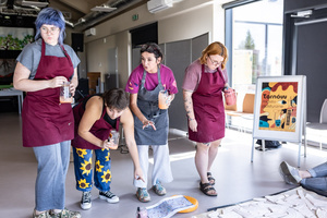 „Kompozycja miejska” - warsztaty ceramiczne - Uczestnicy warsztatów podczas szkliwienia