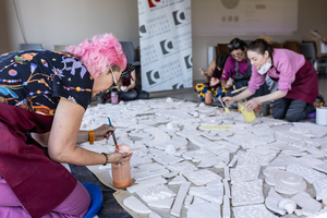 „Kompozycja miejska” - warsztaty ceramiczne - Uczestnicy warsztatów podczas szkliwienia