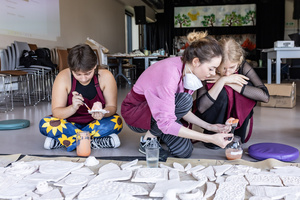 „Kompozycja miejska” - warsztaty ceramiczne - Uczestnicy warsztatów podczas szkliwienia