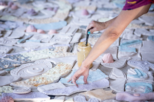 „Kompozycja miejska” - warsztaty ceramiczne - Uczestnicy warsztatów podczas szkliwienia