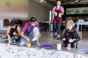 „Kompozycja miejska” - warsztaty ceramiczne - Uczestnicy warsztatów podczas szkliwienia