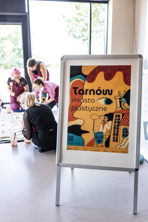 „Kompozycja miejska” - warsztaty ceramiczne - Uczestnicy warsztatów podczas szkliwienia