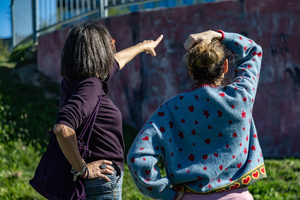 montaż ceramiki na tarasie widokowym - Uczestnicy podczas montażu