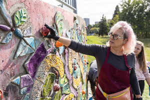 montaż ceramiki na tarasie widokowym - Uczestnicy podczas montażu
