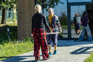 montaż ceramiki na tarasie widokowym - Uczestnicy podczas przygotowań do montażu