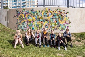 montaż ceramiki na tarasie widokowym - Uczestnicy wraz z zamontowaną kompozycją