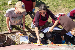 montaż ceramiki na tarasie widokowym - Uczestnicy podczas montażu