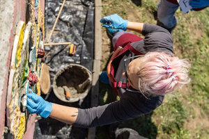 montaż ceramiki na tarasie widokowym - Uczestnicy podczas montażu