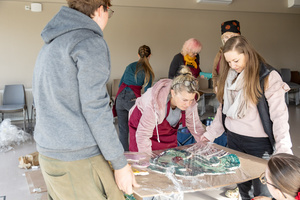 montaż ceramiki na tarasie widokowym - Uczestnicy podczas przygotowań do montażu