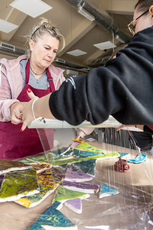 montaż ceramiki na tarasie widokowym - Uczestnicy podczas przygotowań do montażu