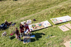 montaż ceramiki na tarasie widokowym - Uczestnicy podczas montażu