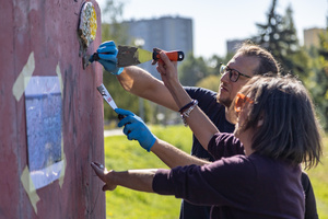 montaż ceramiki na tarasie widokowym - Uczestnicy podczas montażu