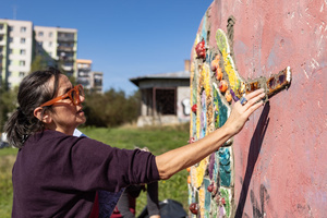 montaż ceramiki na tarasie widokowym - Uczestnicy podczas montażu