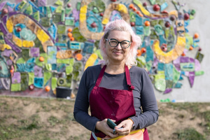 montaż ceramiki na tarasie widokowym - Pomysłodawczyni Dorota Omylska, w tle mozaika