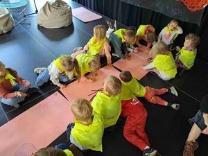 Poczytanki-rysowanki - Dzieci podczas warsztatów