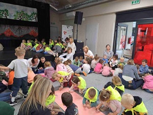 Poczytanki-rysowanki - Dzieci podczas warsztatów