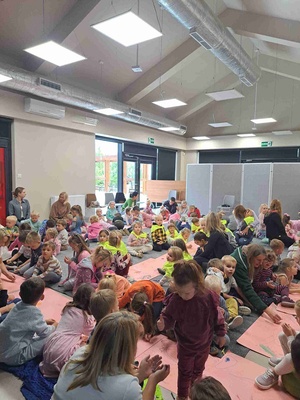 Poczytanki-rysowanki - Dzieci podczas warsztatów