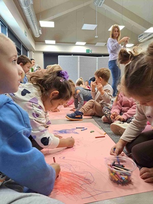 Poczytanki-rysowanki - Dzieci podczas warsztatów