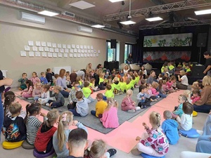 Poczytanki-rysowanki - Dzieci podczas warsztatów