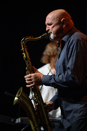 Koncert: Walk Away / Jazzowa jesień w TCK - Muzycy na scenie Kina Marzenie w trakcie występu, w świetle reflektorów.