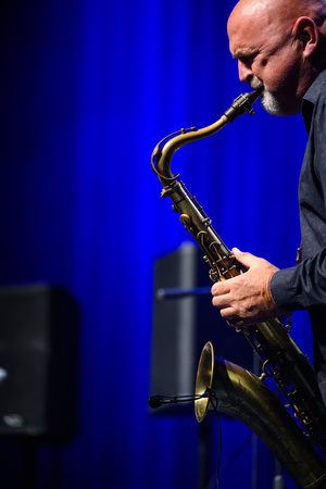 Koncert: Walk Away / Jazzowa jesień w TCK - Muzycy na scenie Kina Marzenie w trakcie występu, w świetle reflektorów.