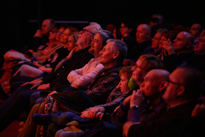 Koncert: Walk Away / Jazzowa jesień w TCK - Publiczność w sali Kina Marzenie, skupiona na muzyce i reagująca na występ.