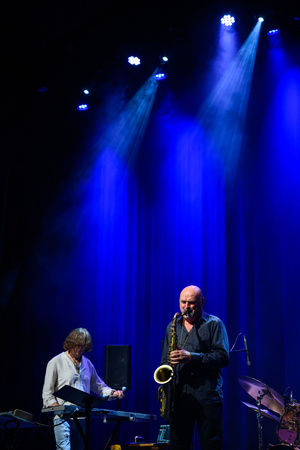 Koncert: Walk Away / Jazzowa jesień w TCK - Muzycy na scenie Kina Marzenie w trakcie występu, w świetle reflektorów.