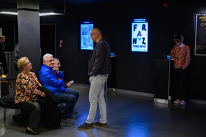 Koncert: Walk Away / Jazzowa jesień w TCK - Publiczność przed koncertem w Kinie Marzenie – wejście, hol i oczekiwanie na rozpoczęcie.